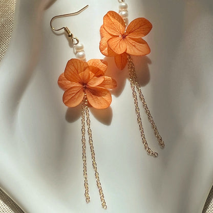 Boucles d'oreilles Azélie Orange en hortenssia stabilisé avec perles et chaînes dorées