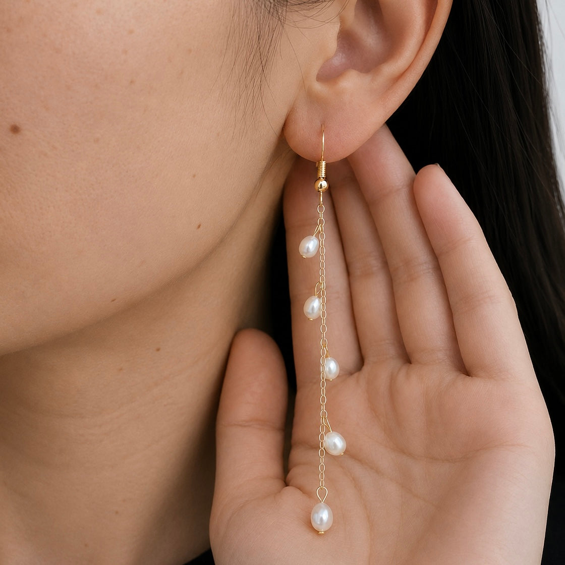 Boucles d'oreilles Apoline en perles d'eau douce portées à l'oreille