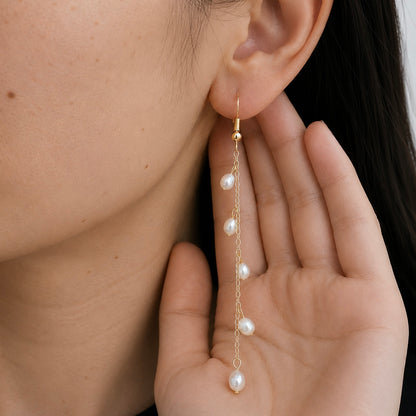 Boucles d'oreilles Apoline en perles d'eau douce portées à l'oreille