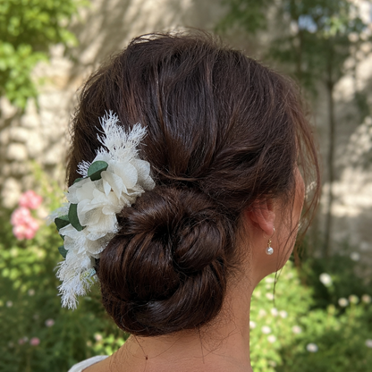 Vue de face du peigne Clémence en fleurs stabilisées blanches.