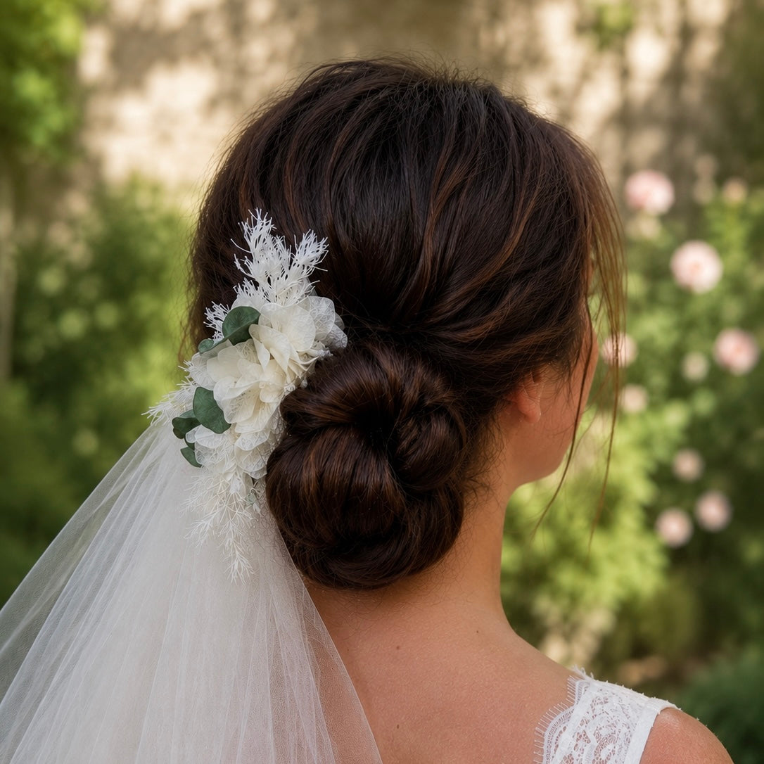 Peigne de mariage Clémence en hortensias stabilisés blancs sur fond en lin naturel.