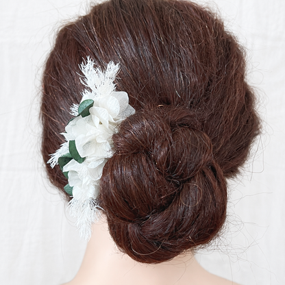 Peigne Clémence porté dans un chignon de mariée avec voile.
