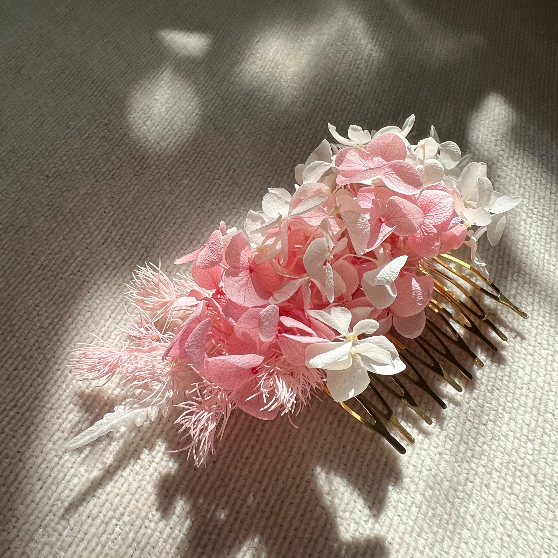 Accessoire de cheveux en fleurs stabilisées roses et blanc pour mariée