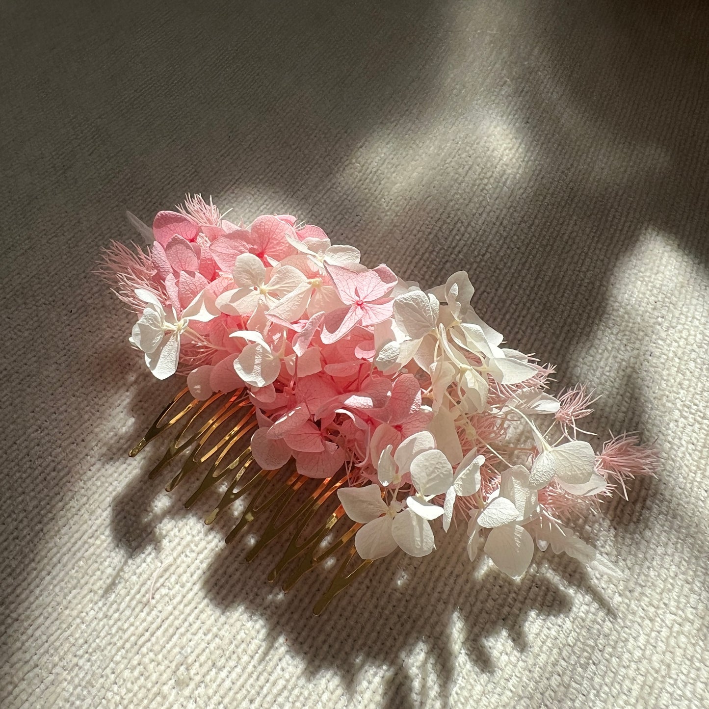 Peigne fleuri artisanal avec véritables fleurs stabilisées rose tendre