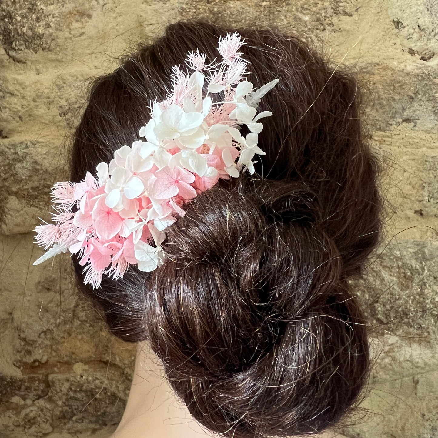Peigne floral élégant en fleurs stabilisées pour chignon de mariée