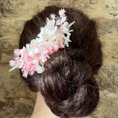 Peigne floral élégant en fleurs stabilisées pour chignon de mariée