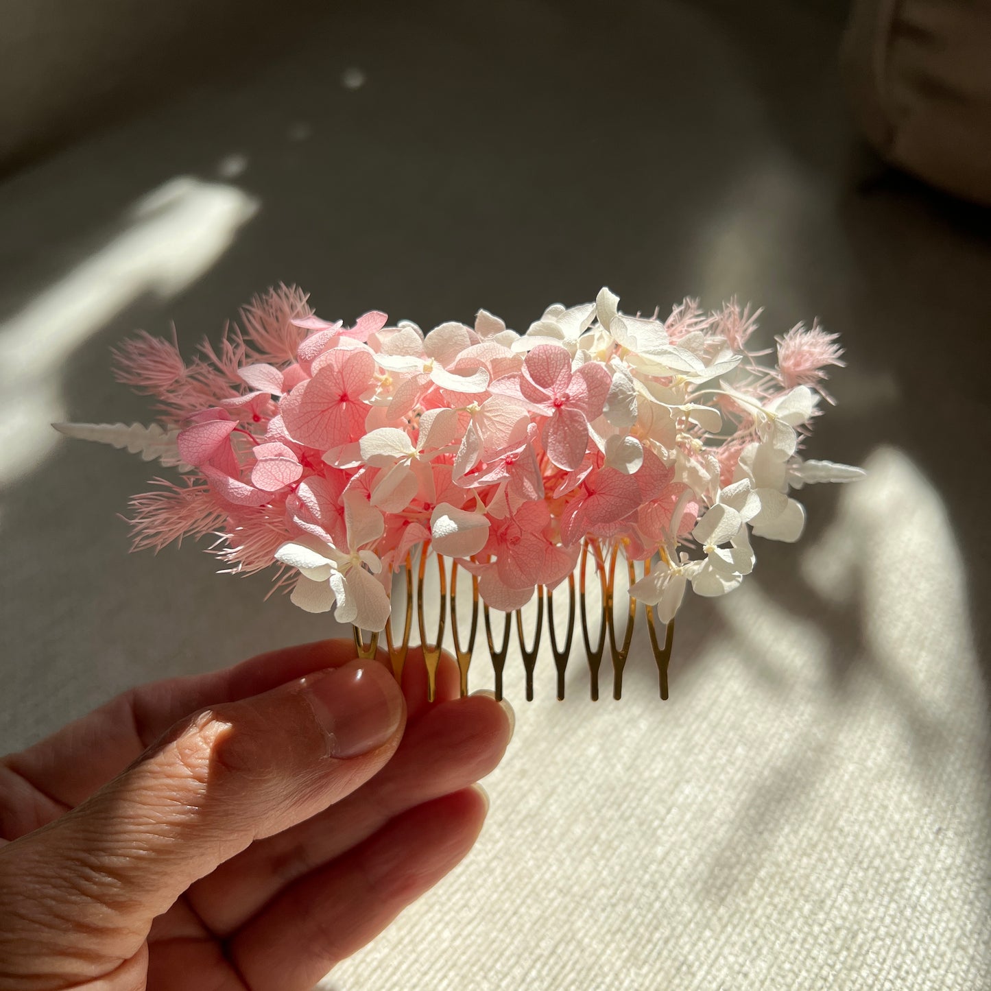Peigne de mariage Rosée en fleurs stabilisées rose tendre et blancs fait main