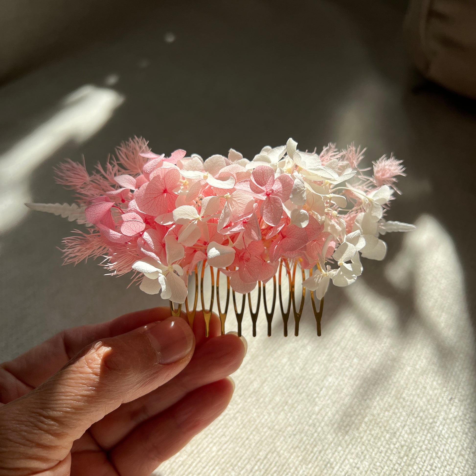 Peigne de mariage Rosée en fleurs stabilisées rose tendre et blancs fait main