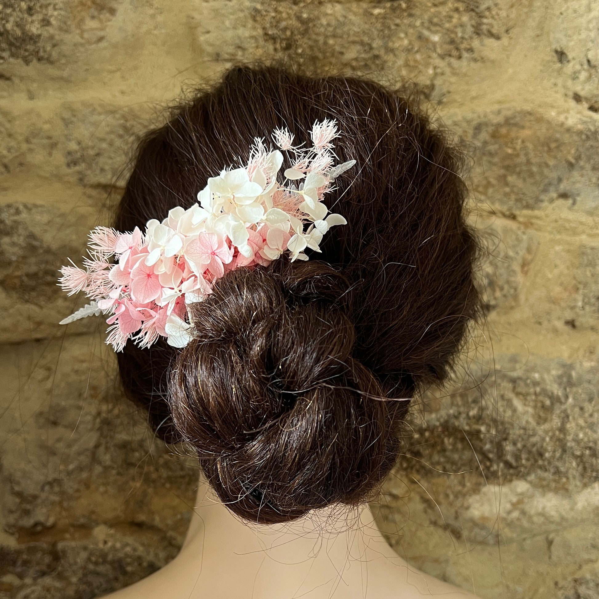 Peigne floral élégant en fleurs stabilisées pour chignon de mariée