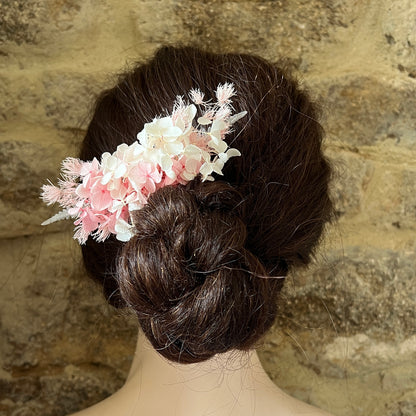 Peigne floral élégant en fleurs stabilisées pour chignon de mariée