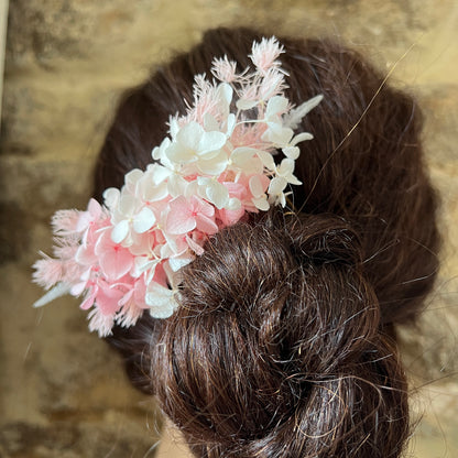 Peigne floral élégant en fleurs stabilisées pour chignon de mariée