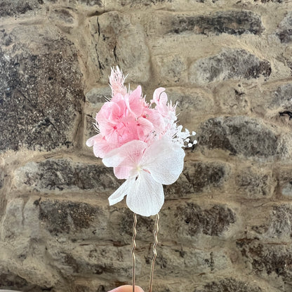 Épingles en fleurs stabilisées rose poudré et blanc présentées à la lumière naturelle
