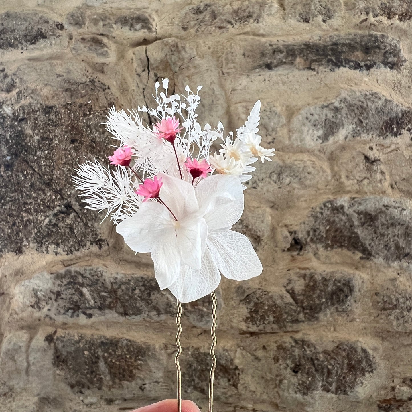 Détail des épingles Rosée en hortensias stabilisés blancs et roses