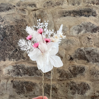 Détail des épingles Rosée en hortensias stabilisés blancs et roses