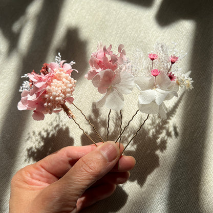 Trois épingles à cheveux artisanales en fleurs stabilisées de la collection Rosée
