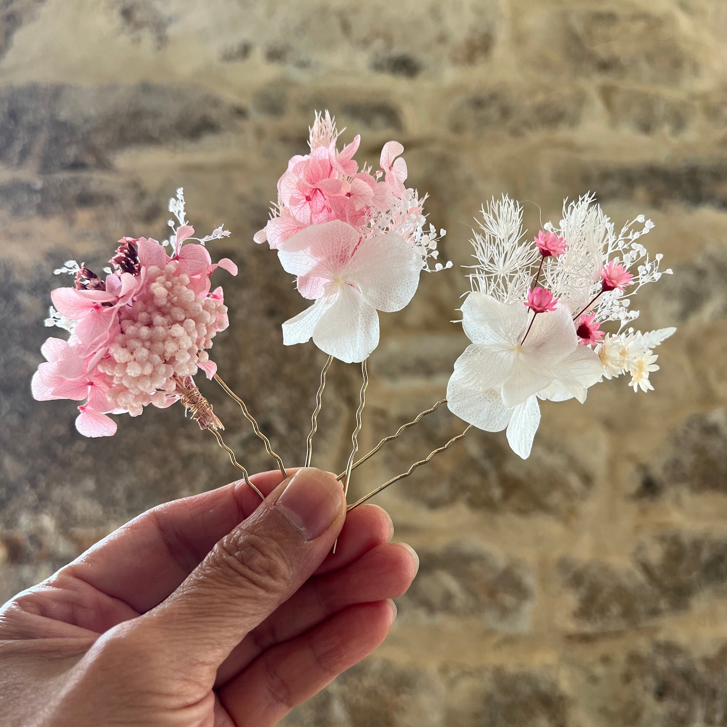 Création artisanale La Boutique de Calisto en fleurs stabilisées pour coiffure de mariée      