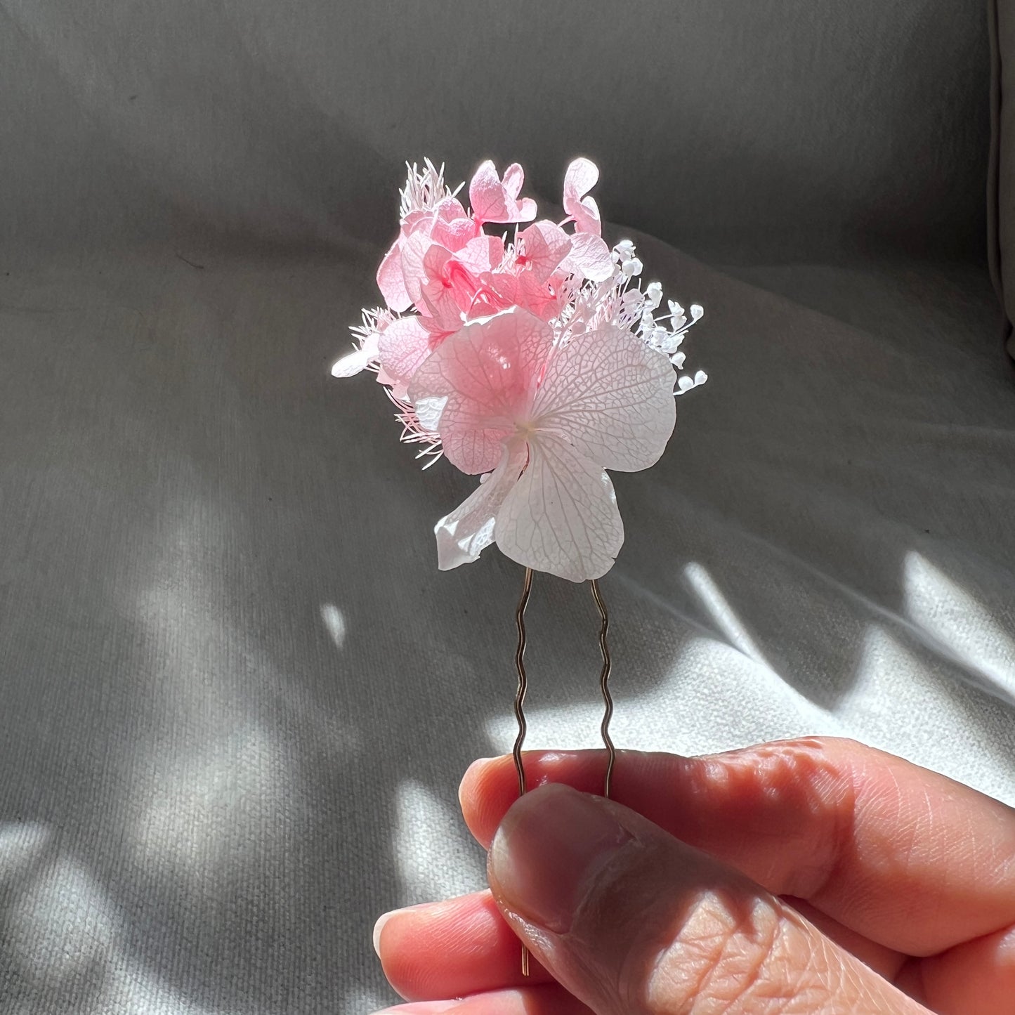 Accessoires de coiffure mariage en fleurs stabilisées roses et blanches