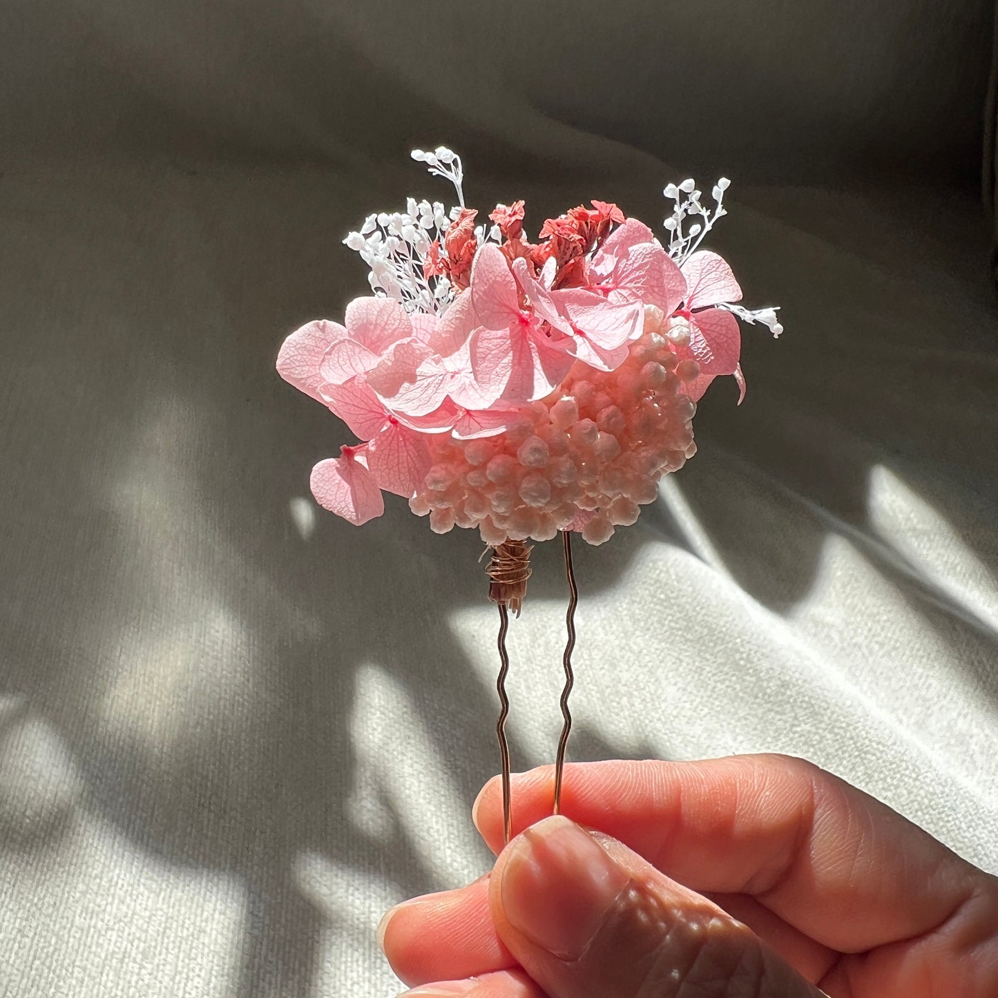 Accessoires de coiffure mariage en fleurs stabilisées roses et blanches