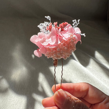 Accessoires de coiffure mariage en fleurs stabilisées roses et blanches