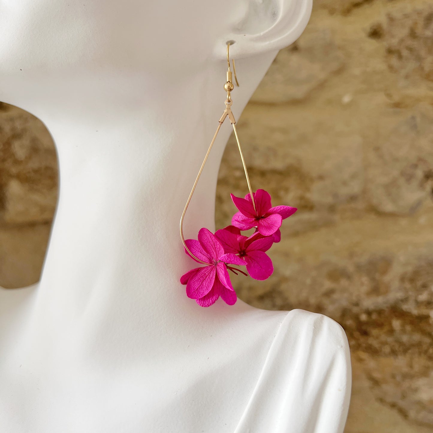Boucles d'oreilles bohèmes en fleurs stabilisées fuchsia