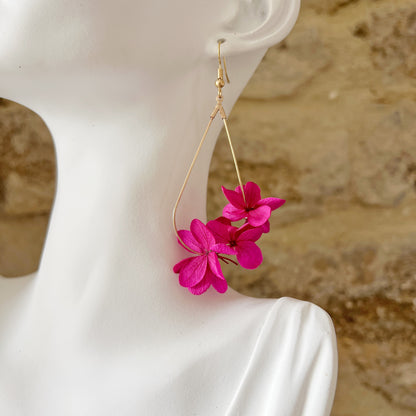 Boucles d'oreilles bohèmes en fleurs stabilisées fuchsia
