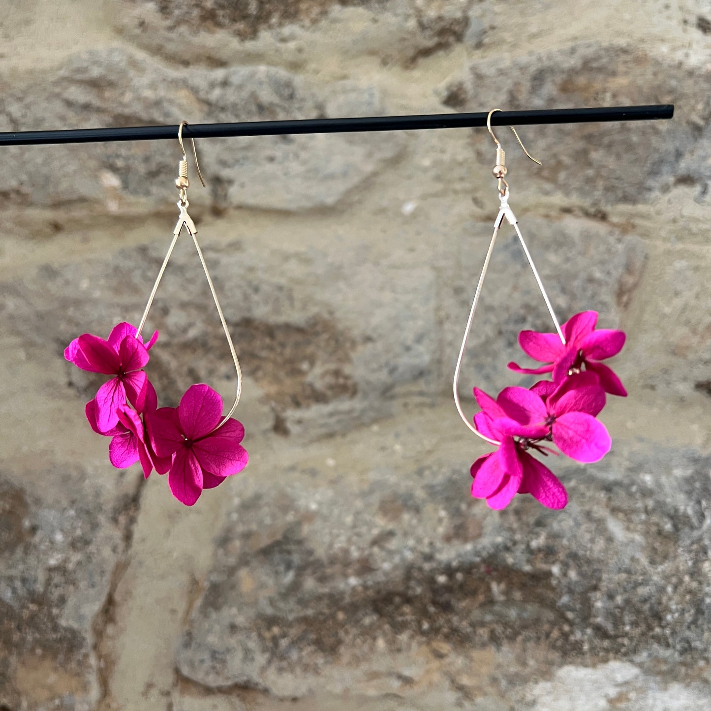 Boucles d'oreilles florales en véritables fleurs stabilisées fuchsia