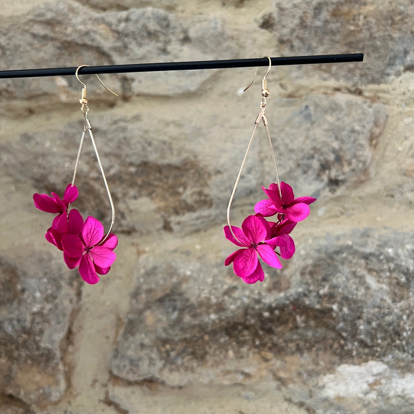 Boucles d'oreilles florales en véritables fleurs stabilisées fuchsia