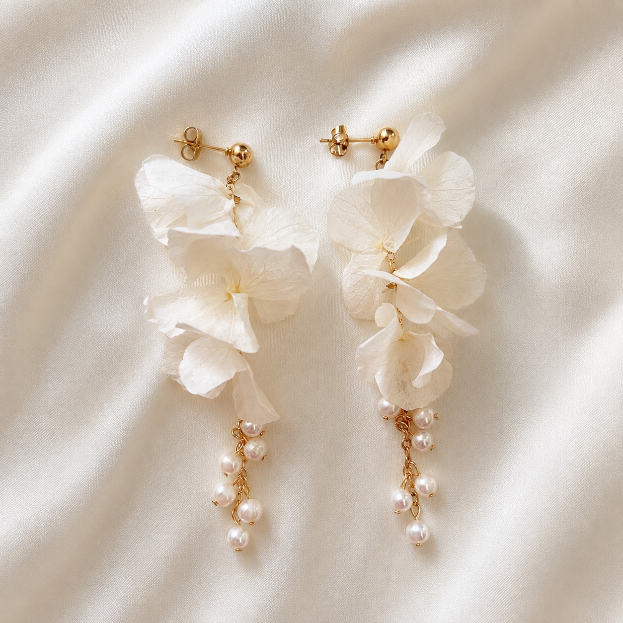 Boucles d’oreilles artisanales en hortensia blanc et perles