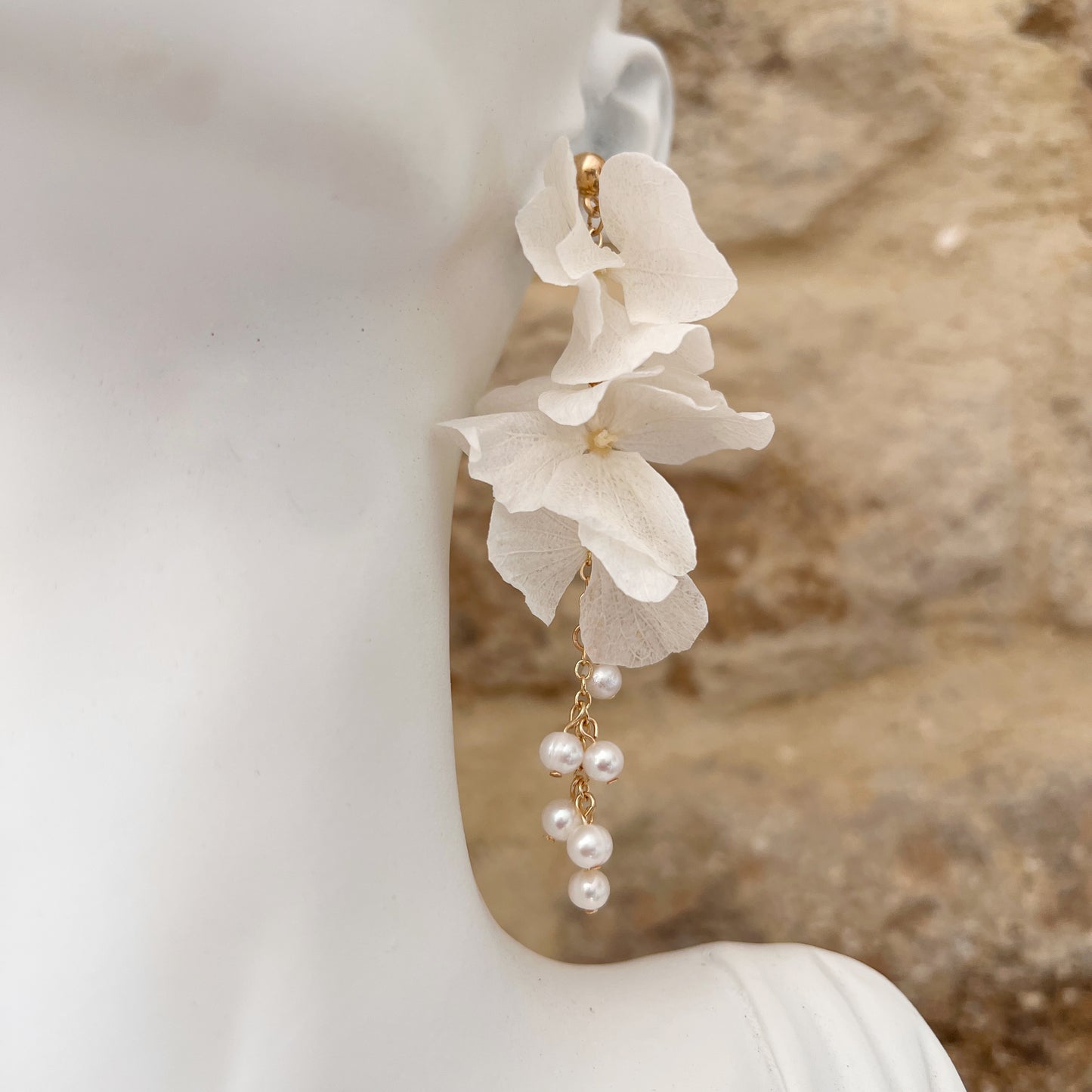 Boucle d’oreille Albane Perles portée sur mannequin