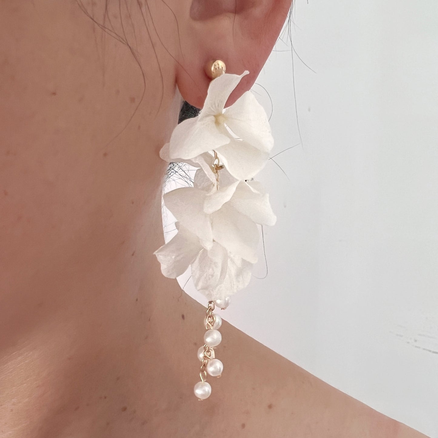 Boucles d’oreilles florales Albane Perles portées