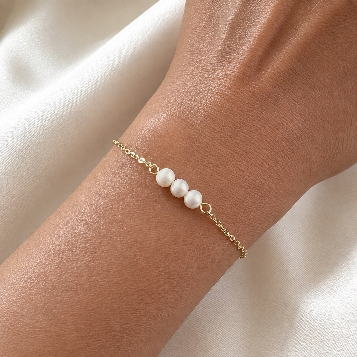Bracelet Cléa trois perles d’eau douce porté au poignet