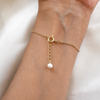 Bracelet fin Cléa avec perle d’eau douce pendante porté au poignet