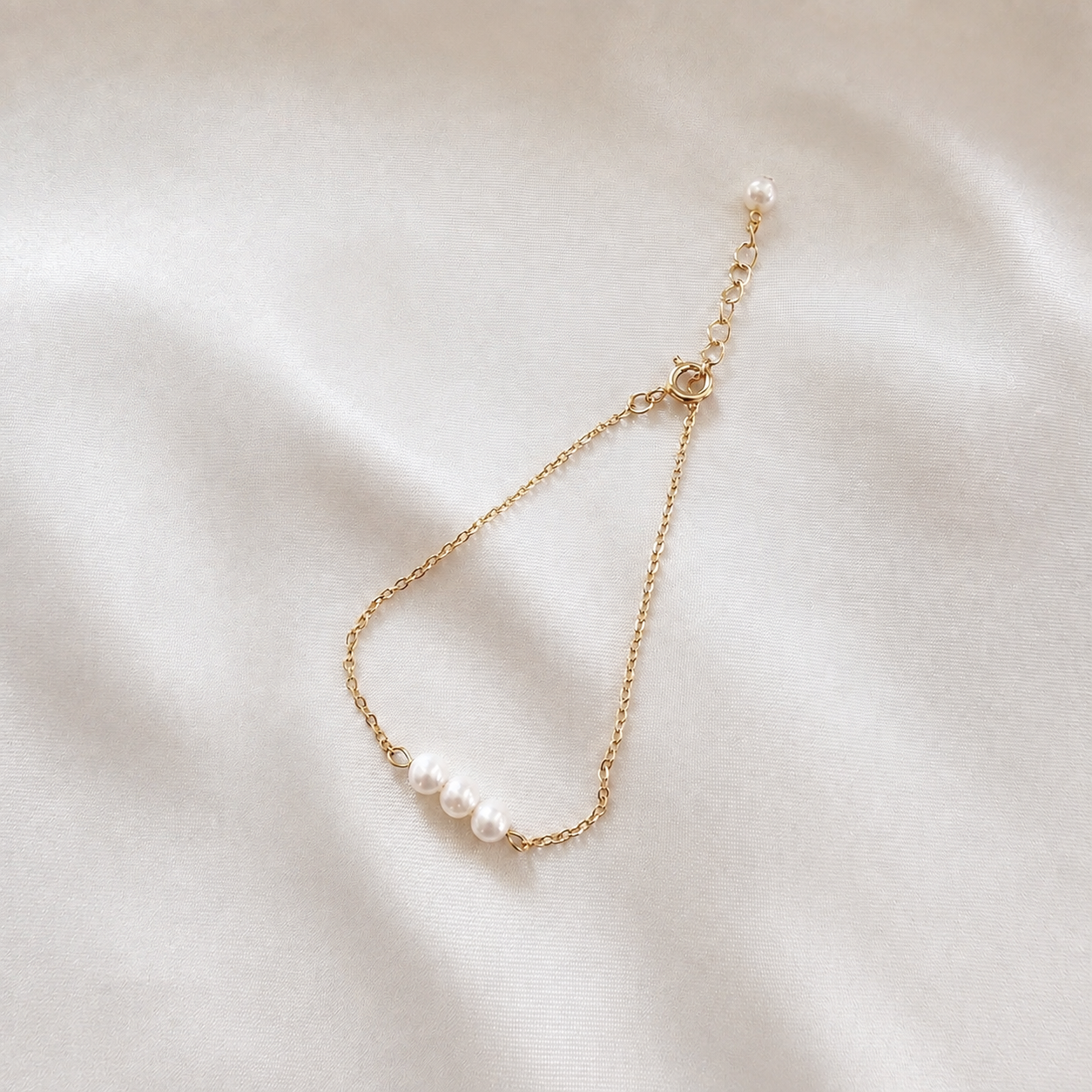 Bracelet Cléa en perles d’eau douce et chaîne dorée