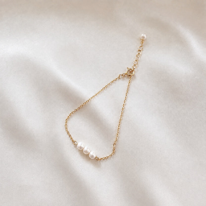 Bracelet Cléa en perles d’eau douce et chaîne dorée
