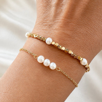 Bracelets Cléa en perles d’eau douce et perles dorées portés ensemble