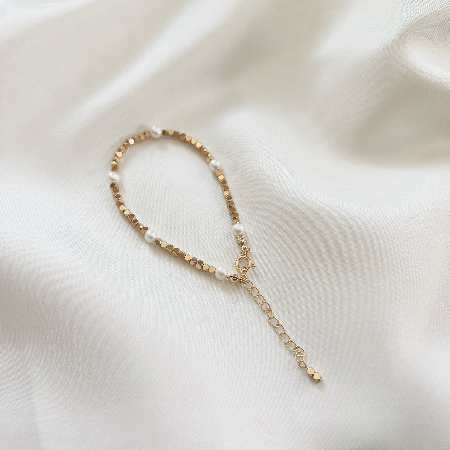 Bracelet artisanal Cléa en perles d’eau douce et détails dorés