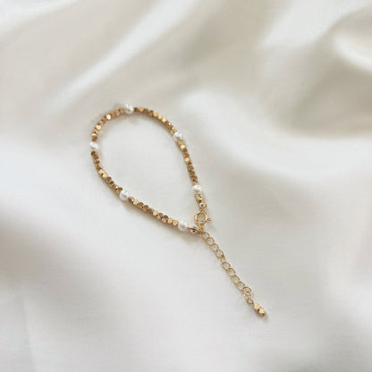 Bracelet artisanal Cléa en perles d’eau douce et détails dorés
