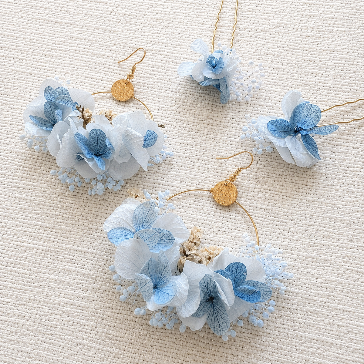 Détail des fleurs stabilisées bleu ciel et blanc des boucles d’oreilles Azurinev