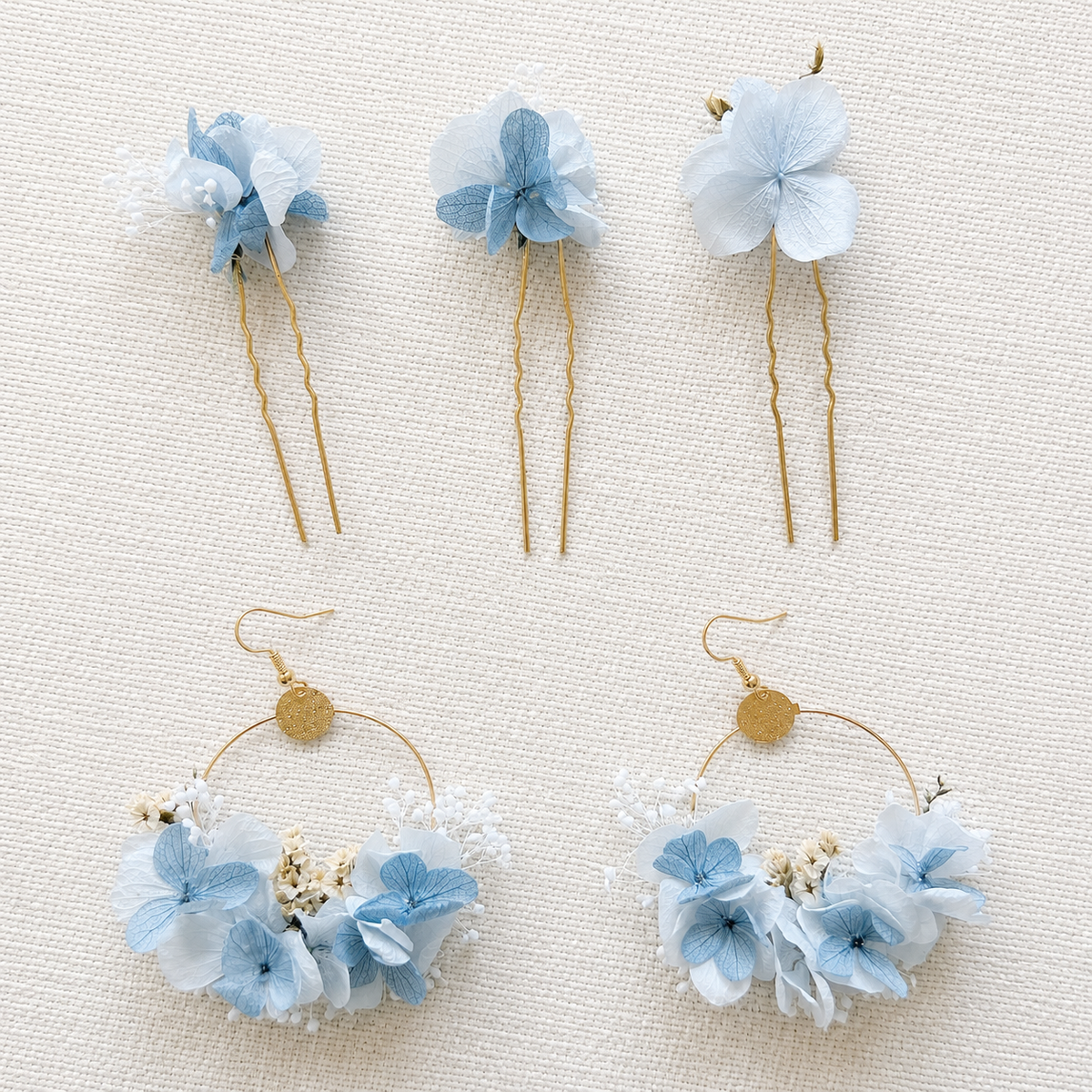 Boucles d’oreilles Azurine en fleurs stabilisées bleu ciel et blanc faites main
