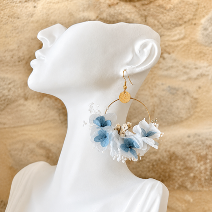 Boucles d’oreilles Azurine en fleurs stabilisées bleu ciel et blanc faites main