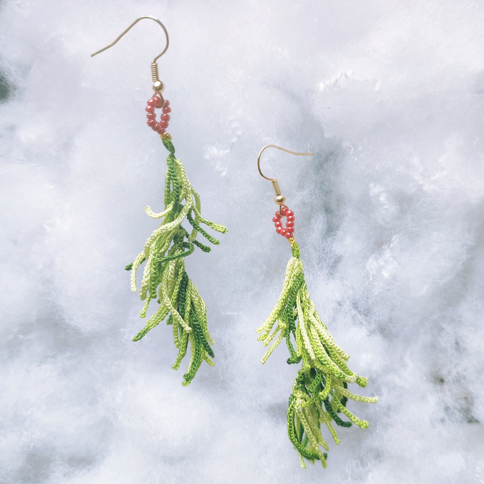 boucles d'oreilles en crochet micro en forme de aiguilles de pin, un cadeau unique pour les occasions festives
