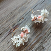 Charger l&#39;image dans la galerie, Boucles d&#39;oreilles florales Clara avec des fleurs éternelles blanches et roses, posées sur un fond en bois naturel.
