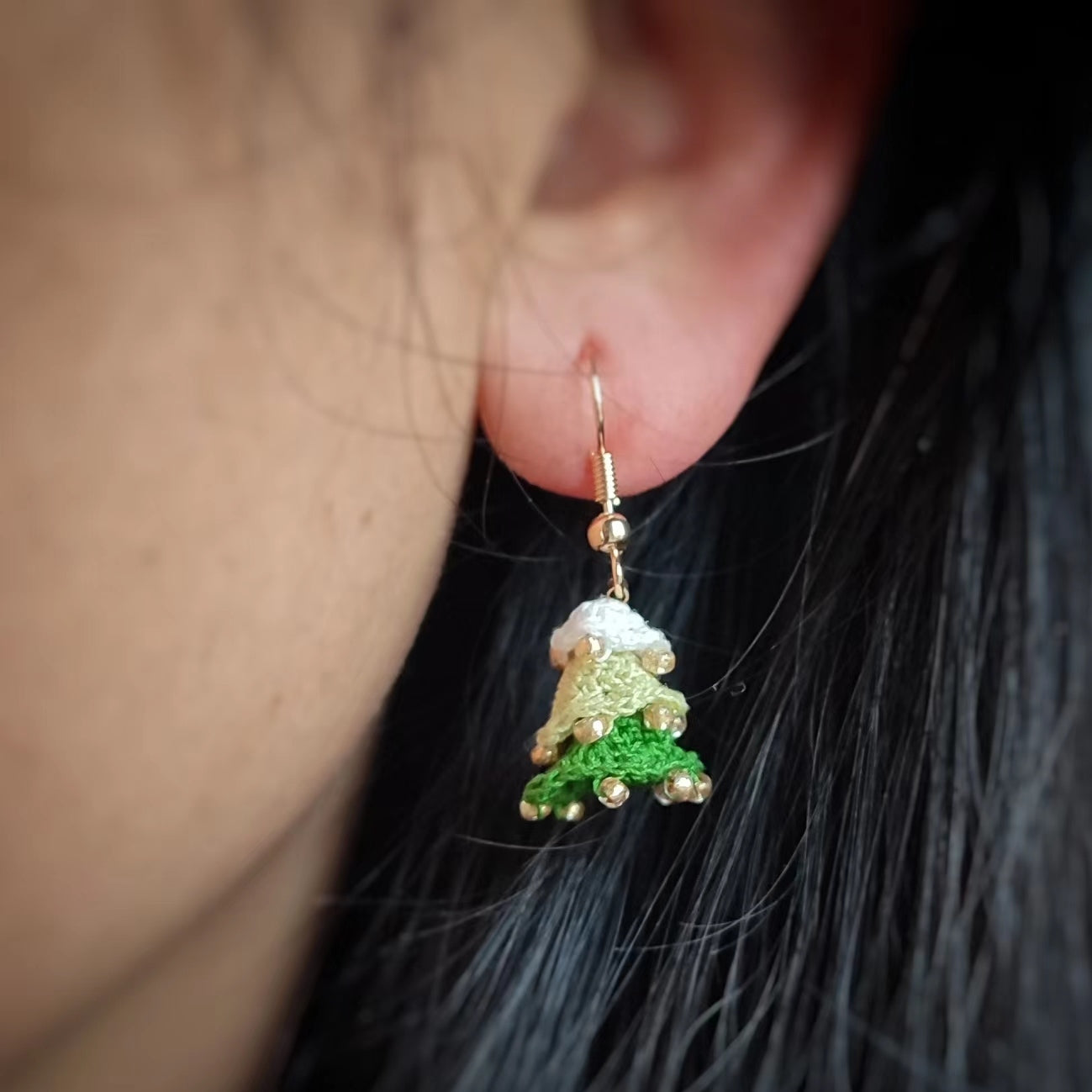 boucles d'oreilles en crochet micro en forme de sapin de Noël, un cadeau unique pour les occasions festives