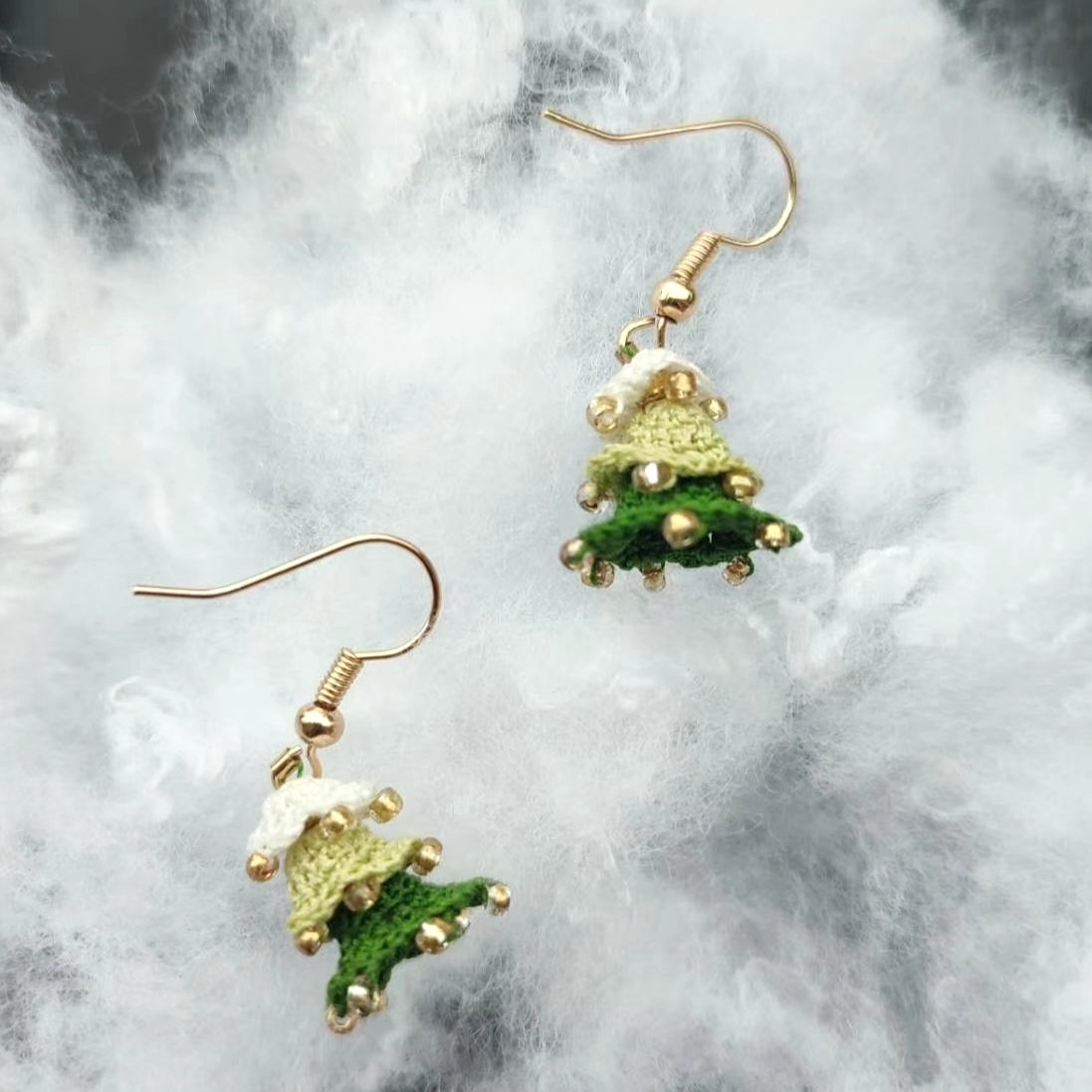 boucles d'oreilles en crochet micro en forme de sapin de Noël, un cadeau unique pour les occasions festives