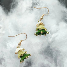 Charger l&#39;image dans la galerie, boucles d&#39;oreilles en crochet micro en forme de sapin de Noël, un cadeau unique pour les occasions festives
