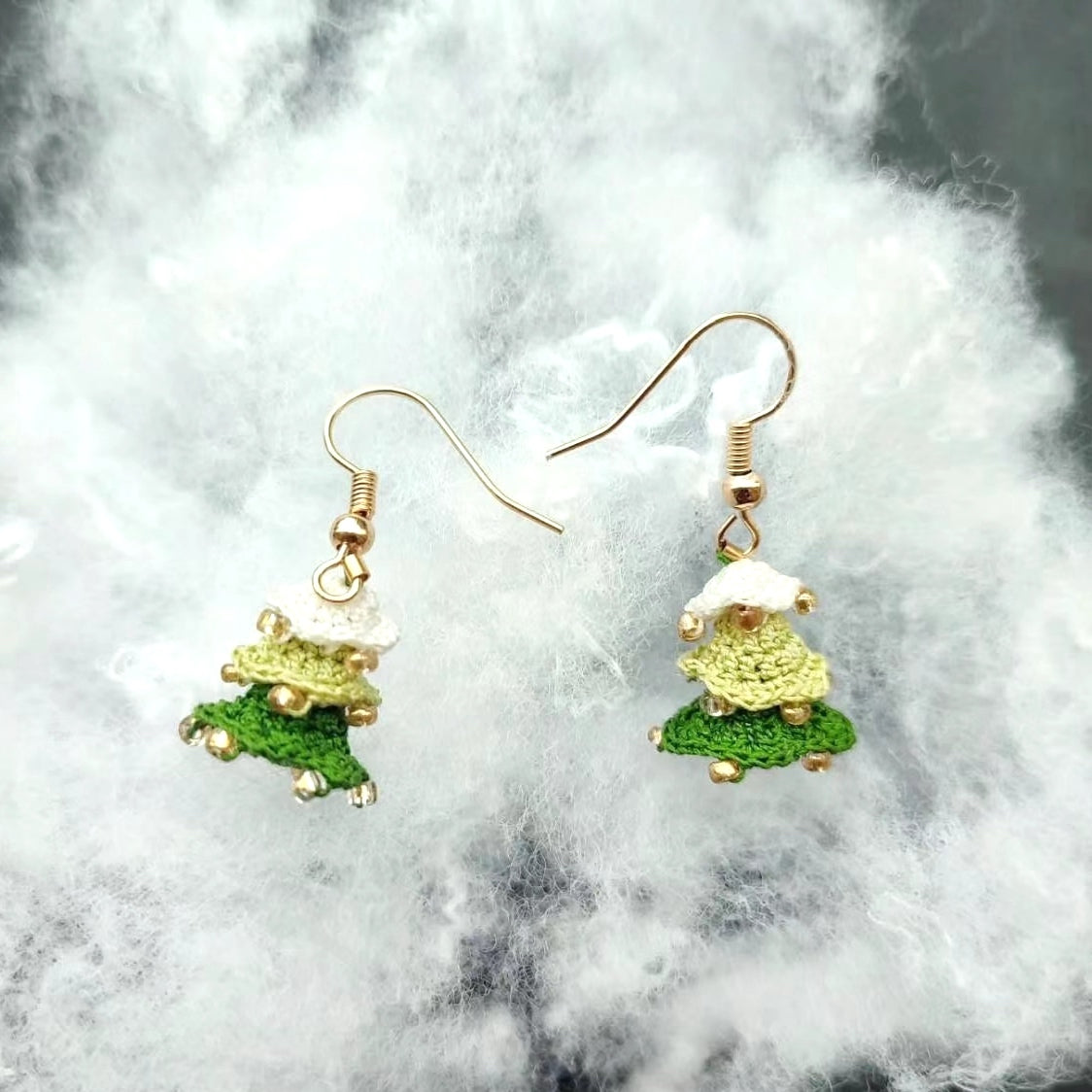 boucles d'oreilles en crochet micro en forme de sapin de Noël, un cadeau unique pour les occasions festives