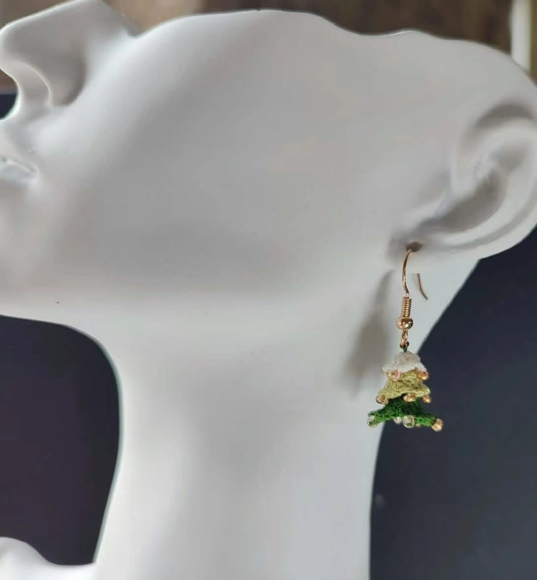 boucles d'oreilles en crochet micro en forme de sapin de Noël, un cadeau unique pour les occasions festives