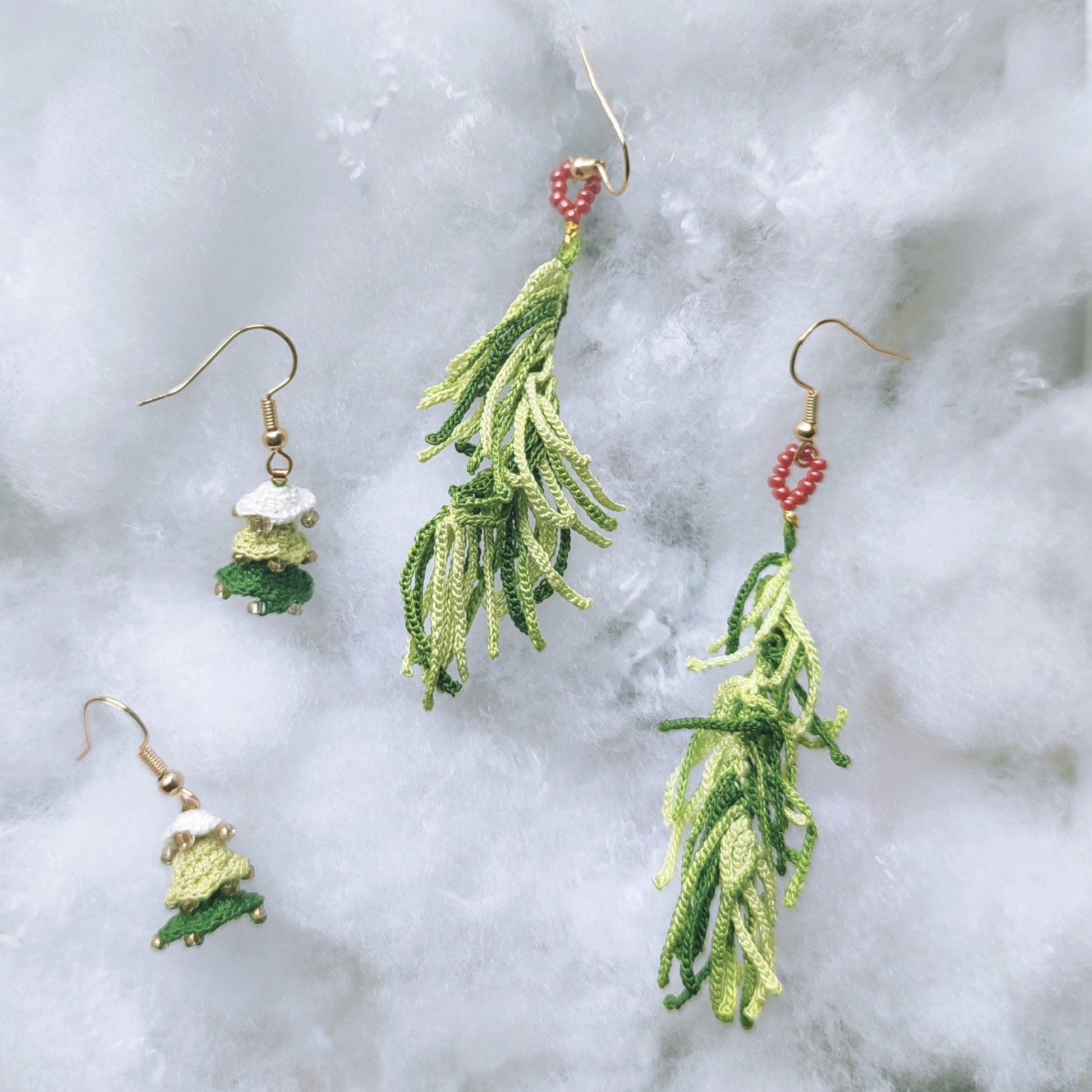 boucles d'oreilles festives en crochet micro représentant des branches de gui, parfaites pour Noël et comme cadeau de fêtes