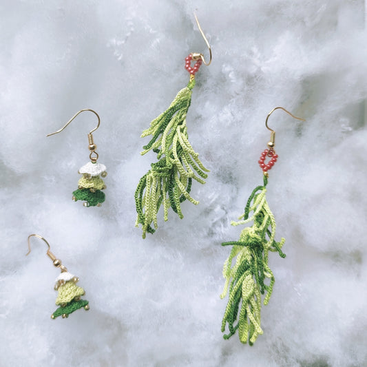 boucles d'oreilles festives en crochet micro représentant des branches de gui, parfaites pour Noël et comme cadeau de fêtes