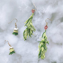 Charger l&#39;image dans la galerie, boucles d&#39;oreilles festives en crochet micro représentant des branches de gui, parfaites pour Noël et comme cadeau de fêtes
